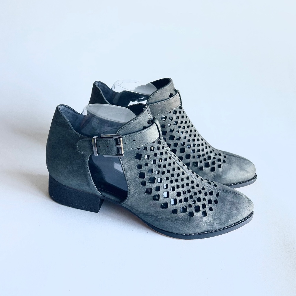 Vince Camuto Grey Man Made Leather Close Toe Sandals size 8.5